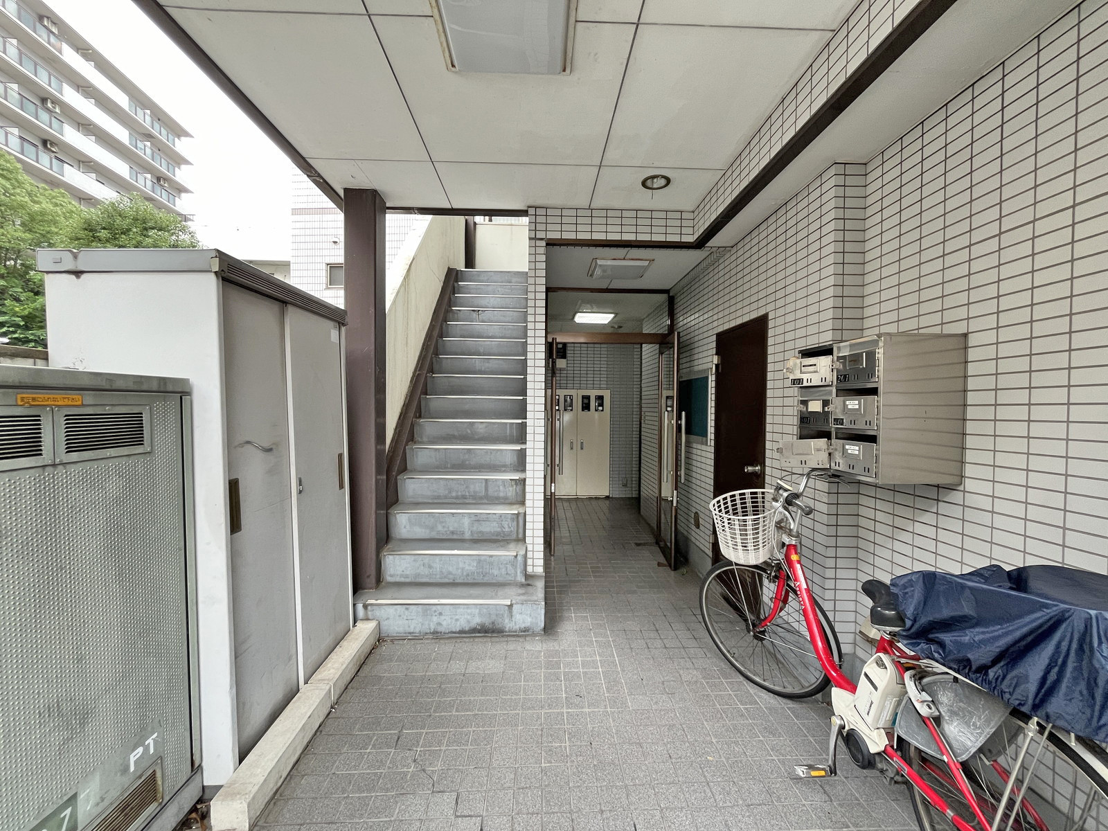 オフィスビル出入口