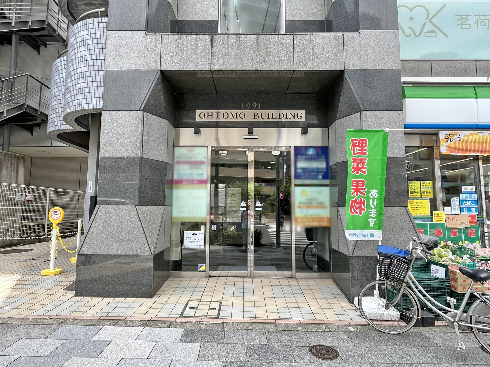 オフィスビル出入口