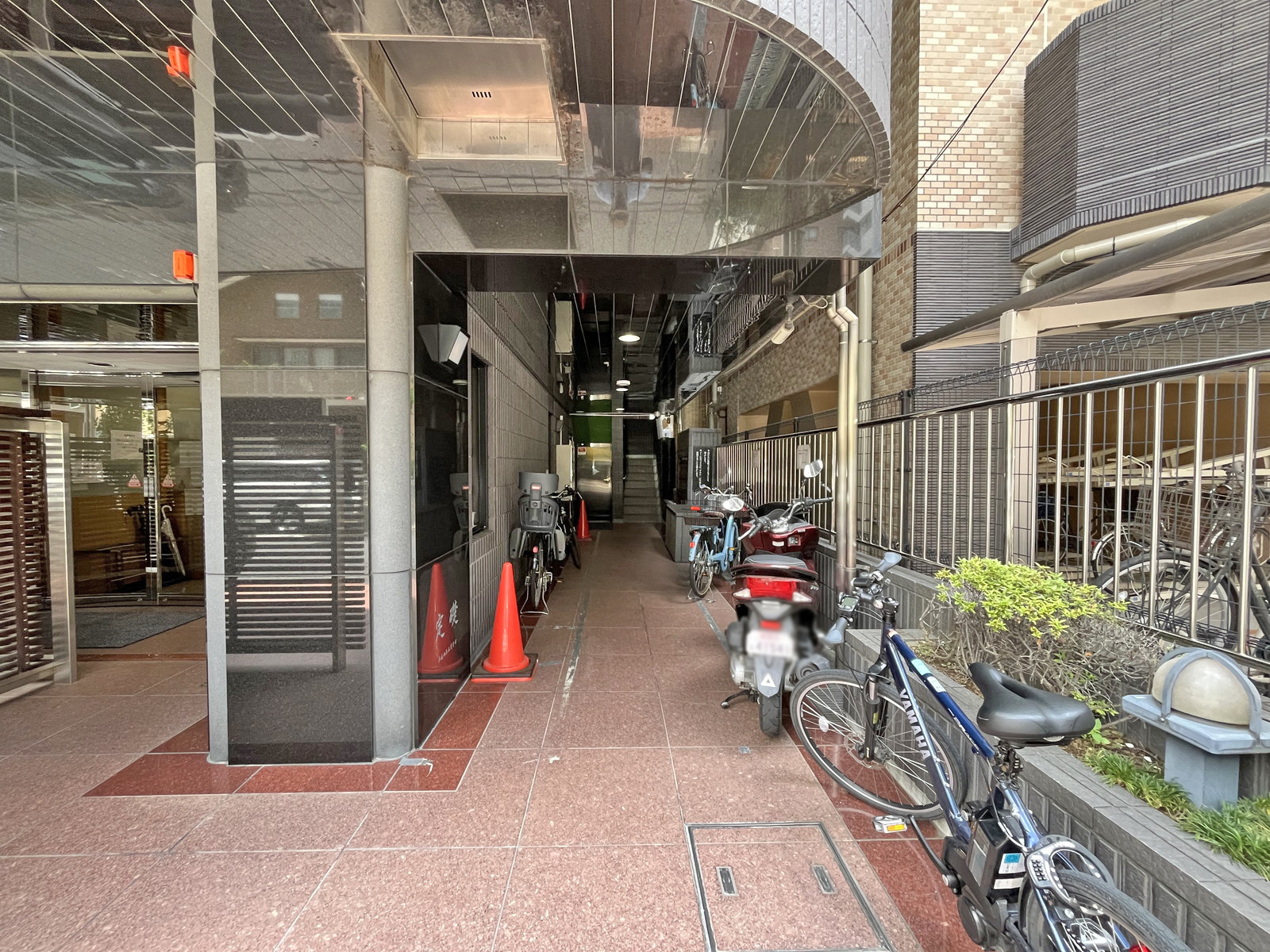 オフィスビル出入口