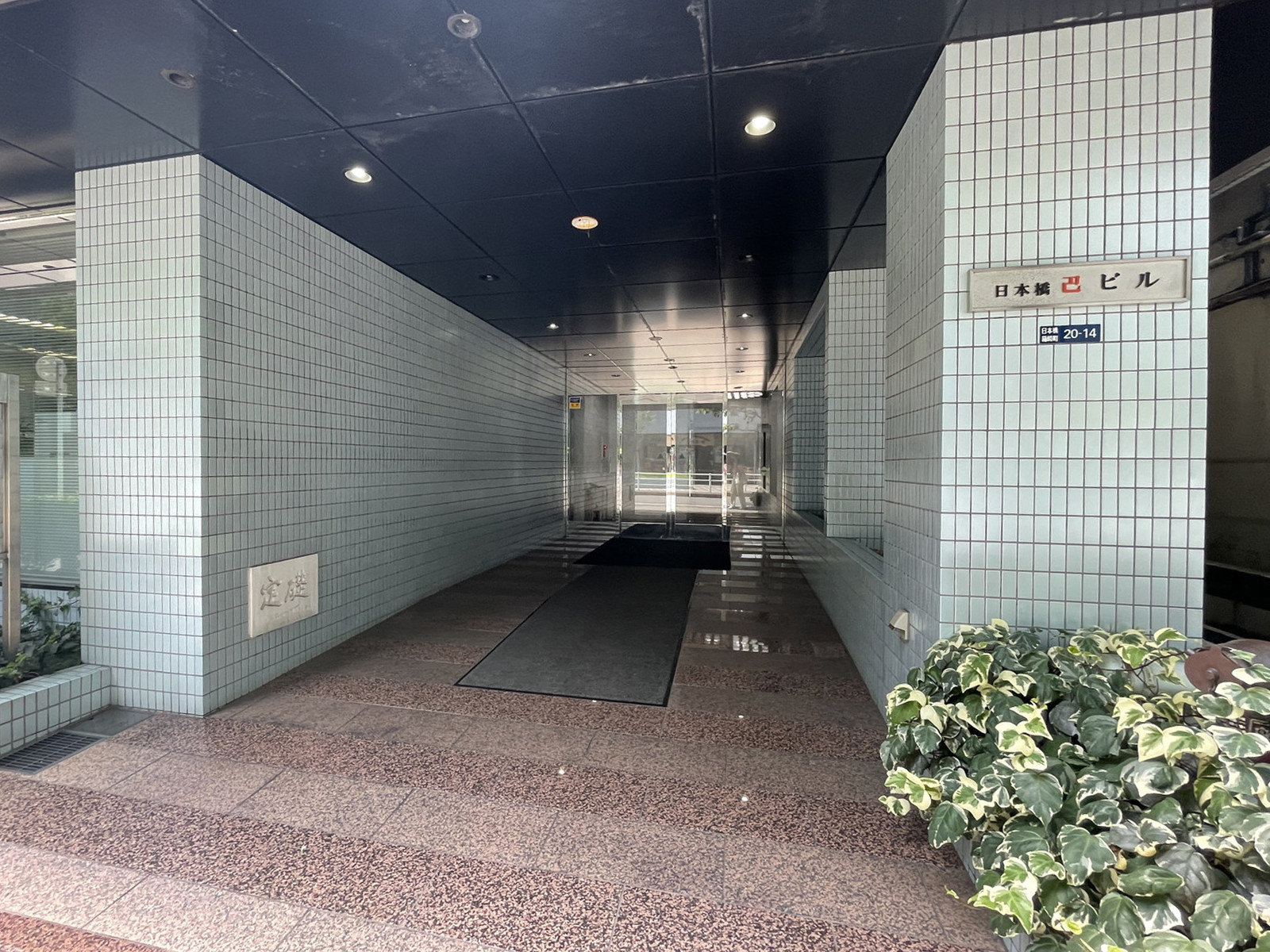 オフィスビル出入口