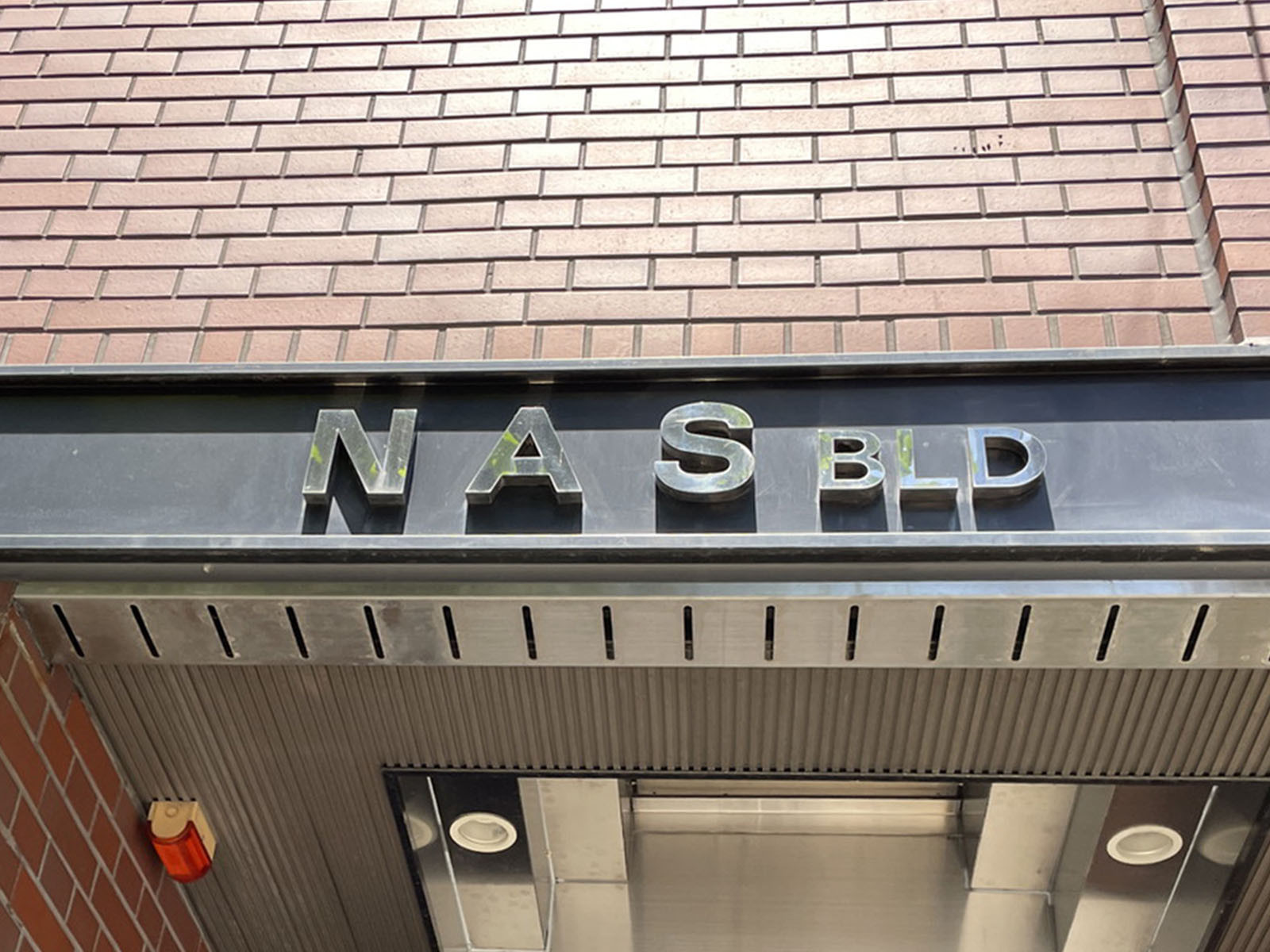ネームプレート：NASビル
