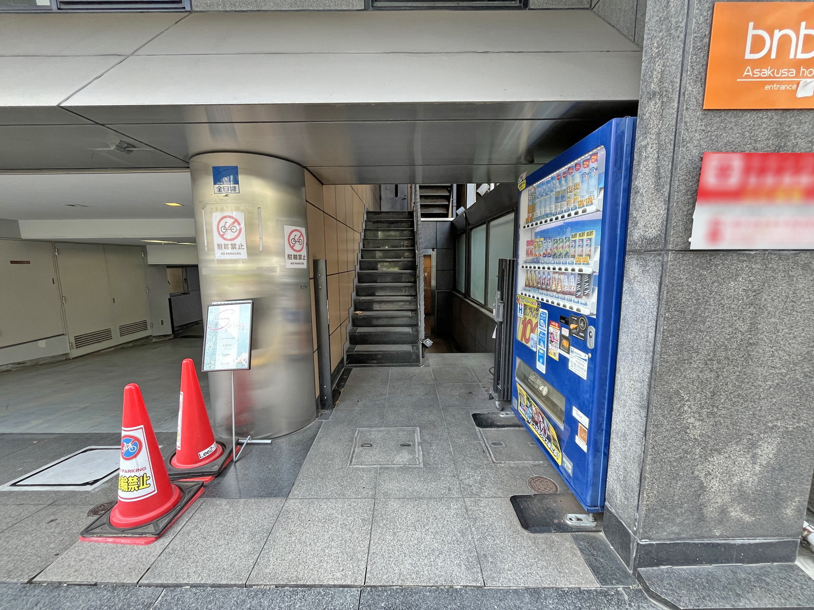 オフィスビル出入口