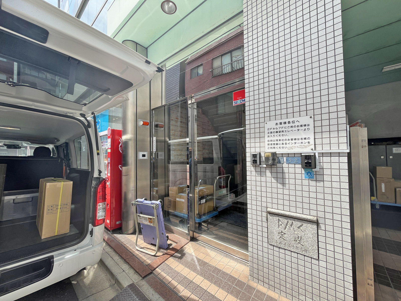 オフィスビル出入口
