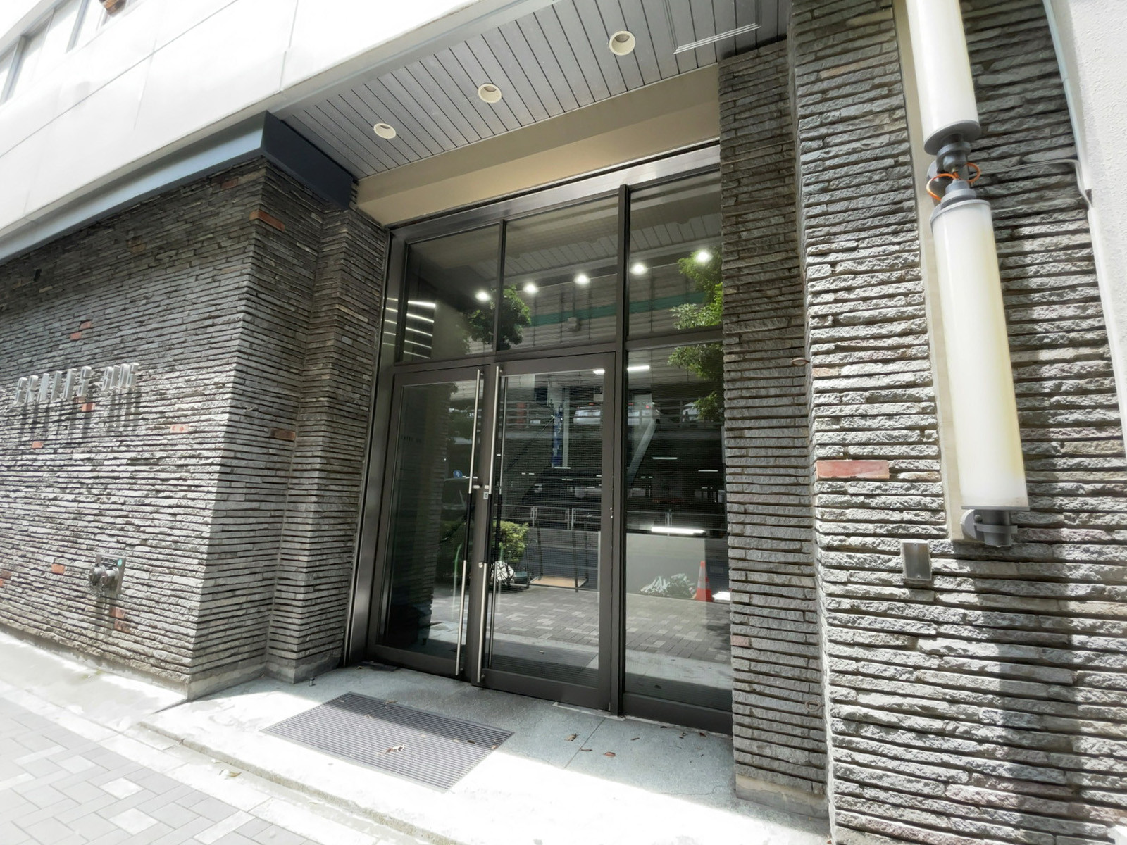 オフィスビル出入口