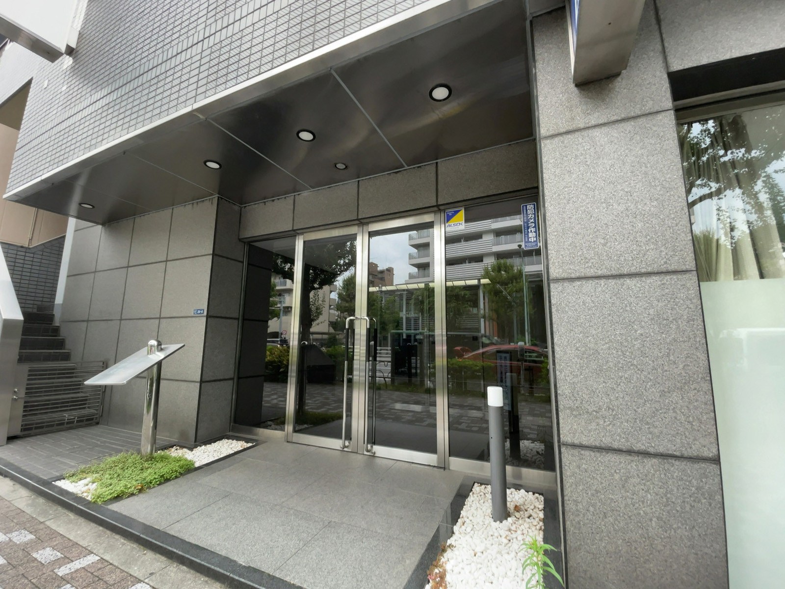 オフィスビル出入口