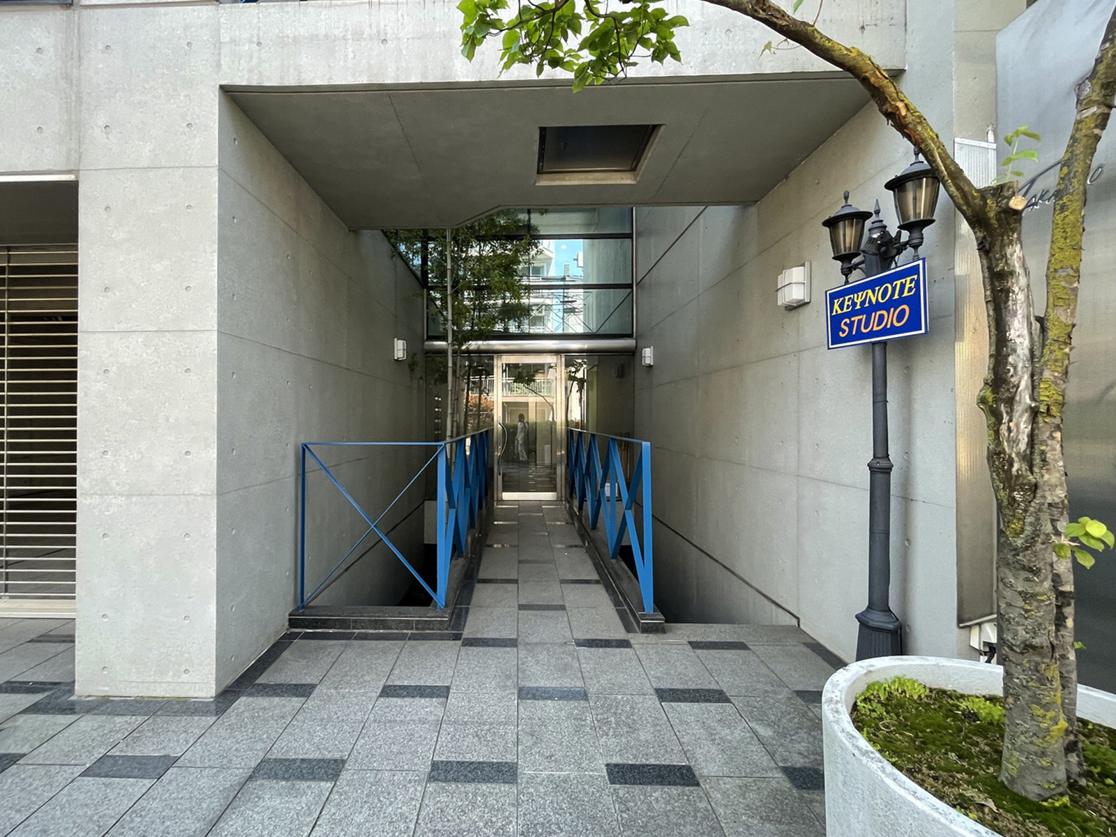 オフィスビル出入口