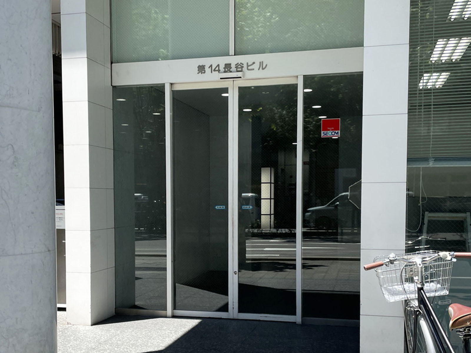 オフィスビル出入口