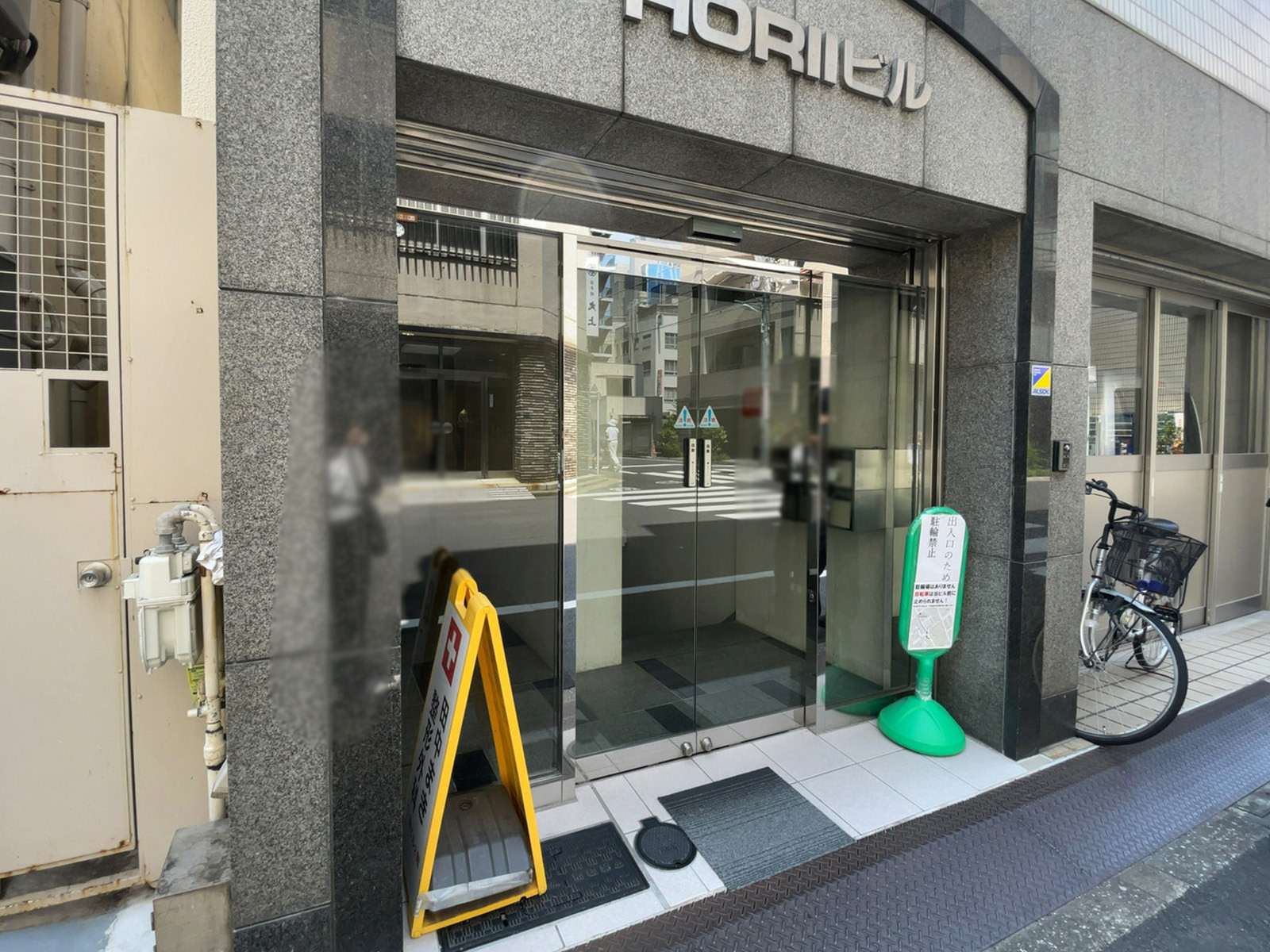 オフィスビル出入口