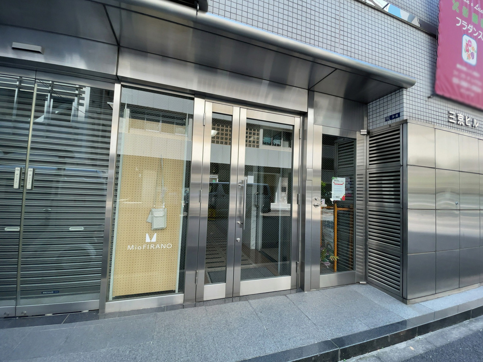 オフィスビル出入口