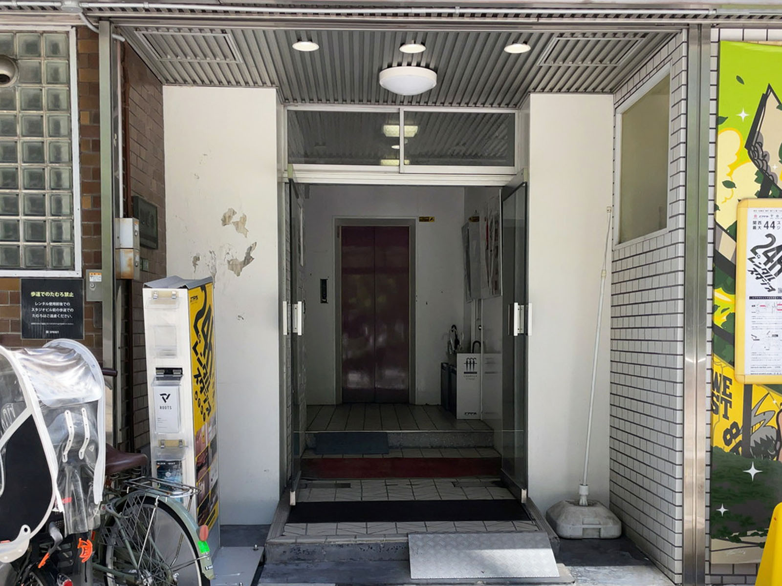 オフィスビル出入口