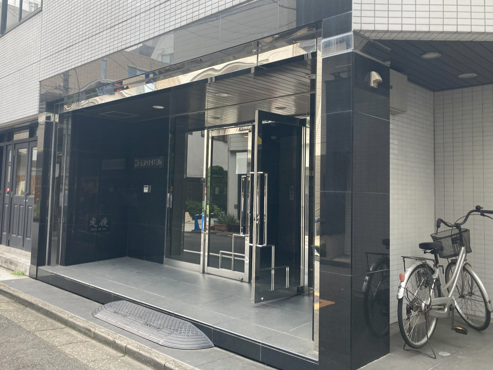 オフィスビル出入口