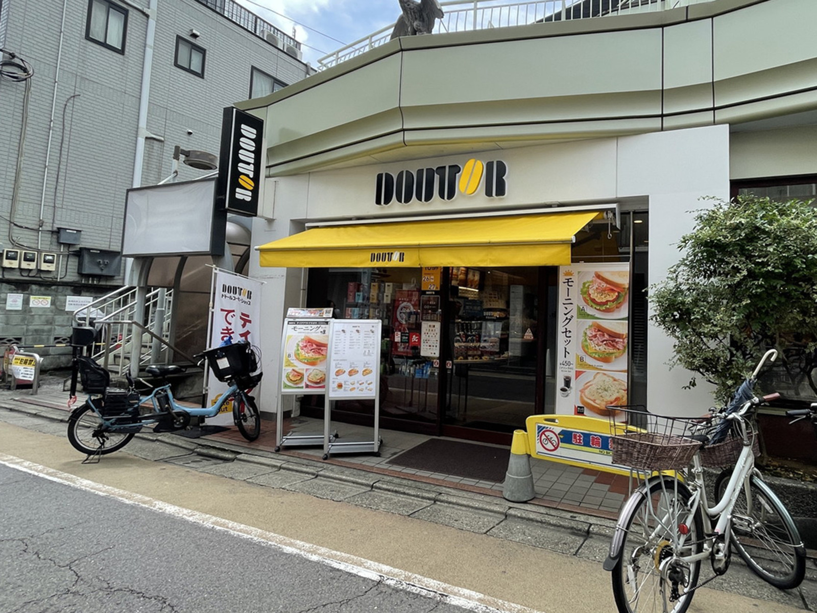 1階のドトールコーヒーショップ