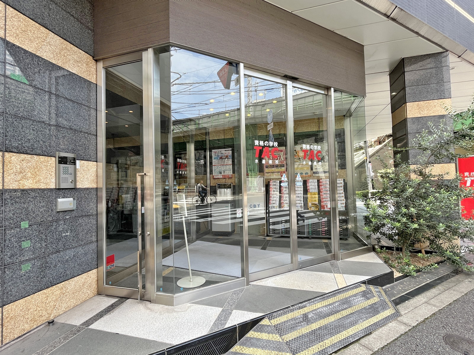 オフィスビル出入口