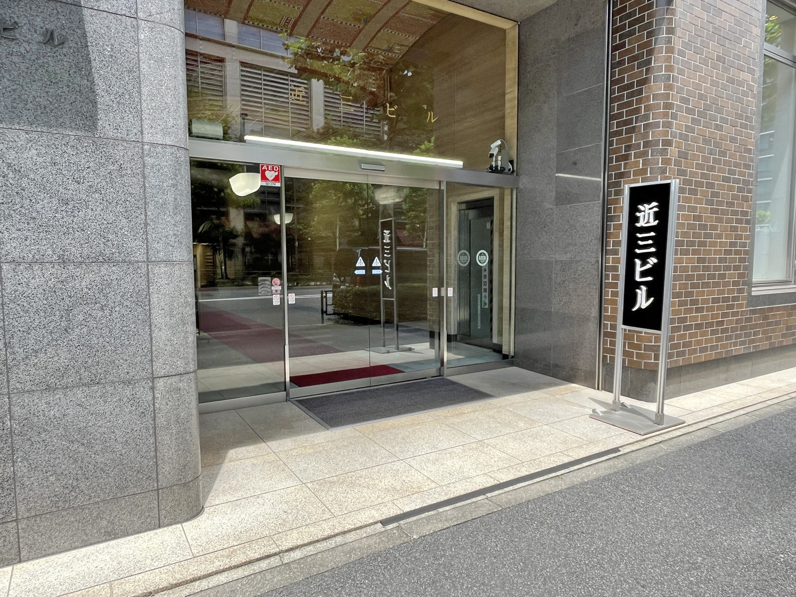 オフィスビル出入口