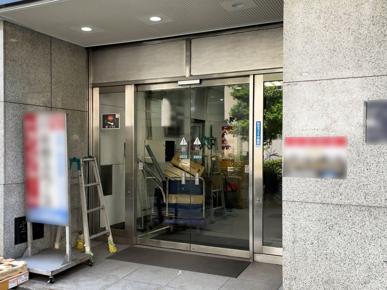 オフィスビル出入口