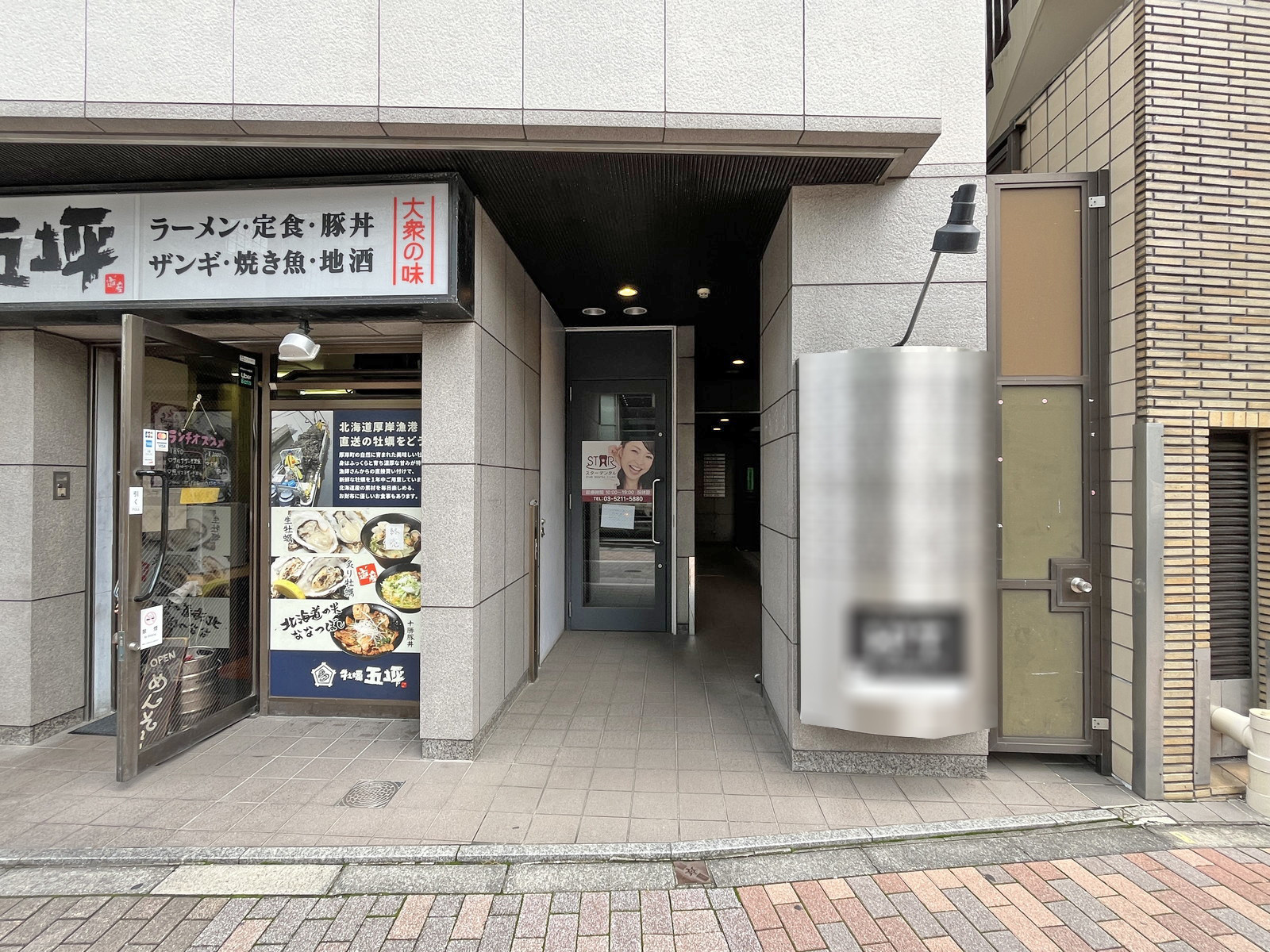 オフィスビル出入口