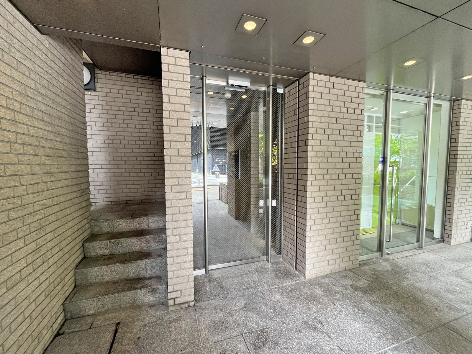 オフィスビル出入口