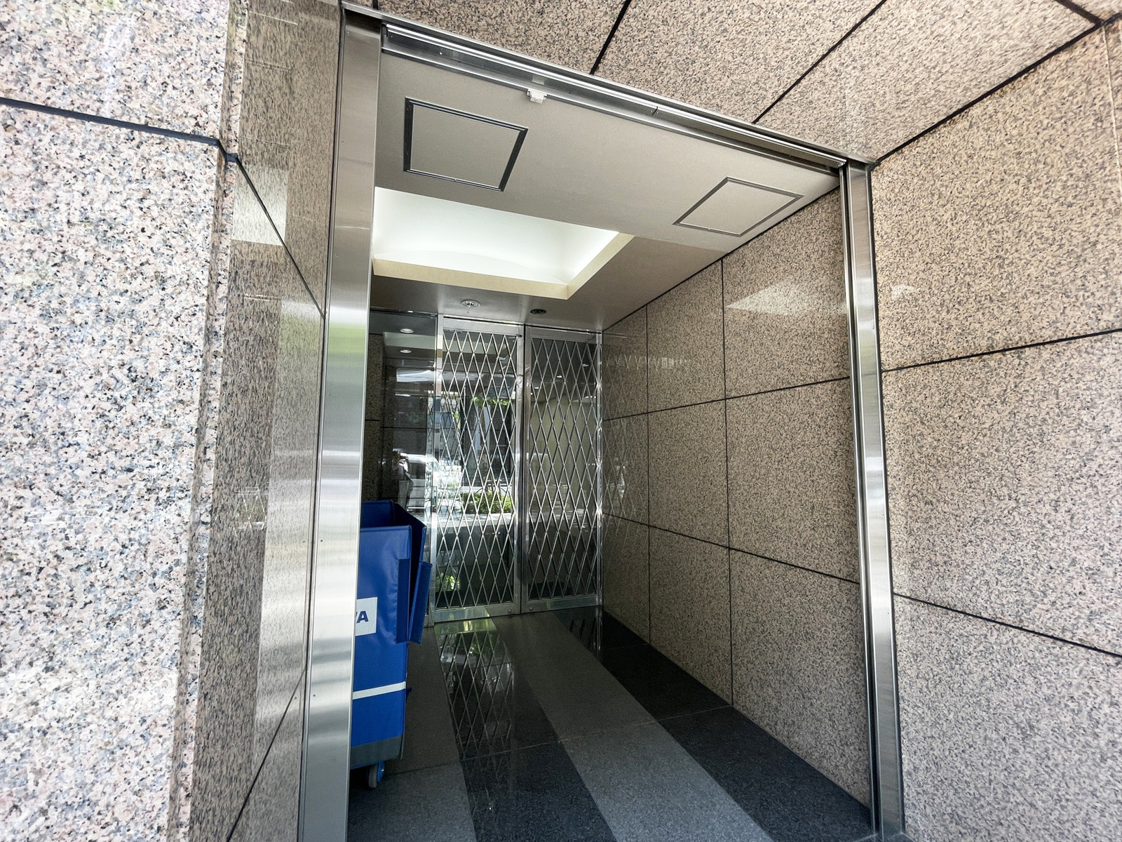オフィスビル出入口