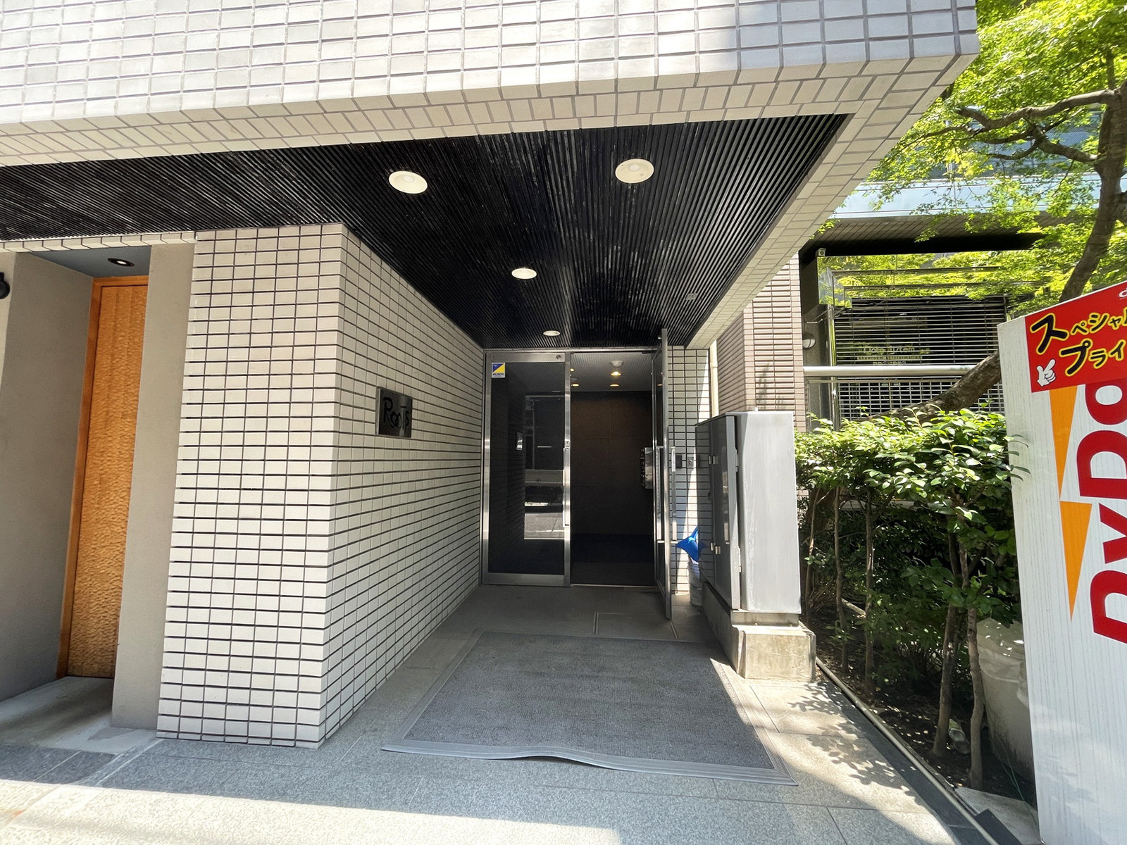 オフィスビル出入口