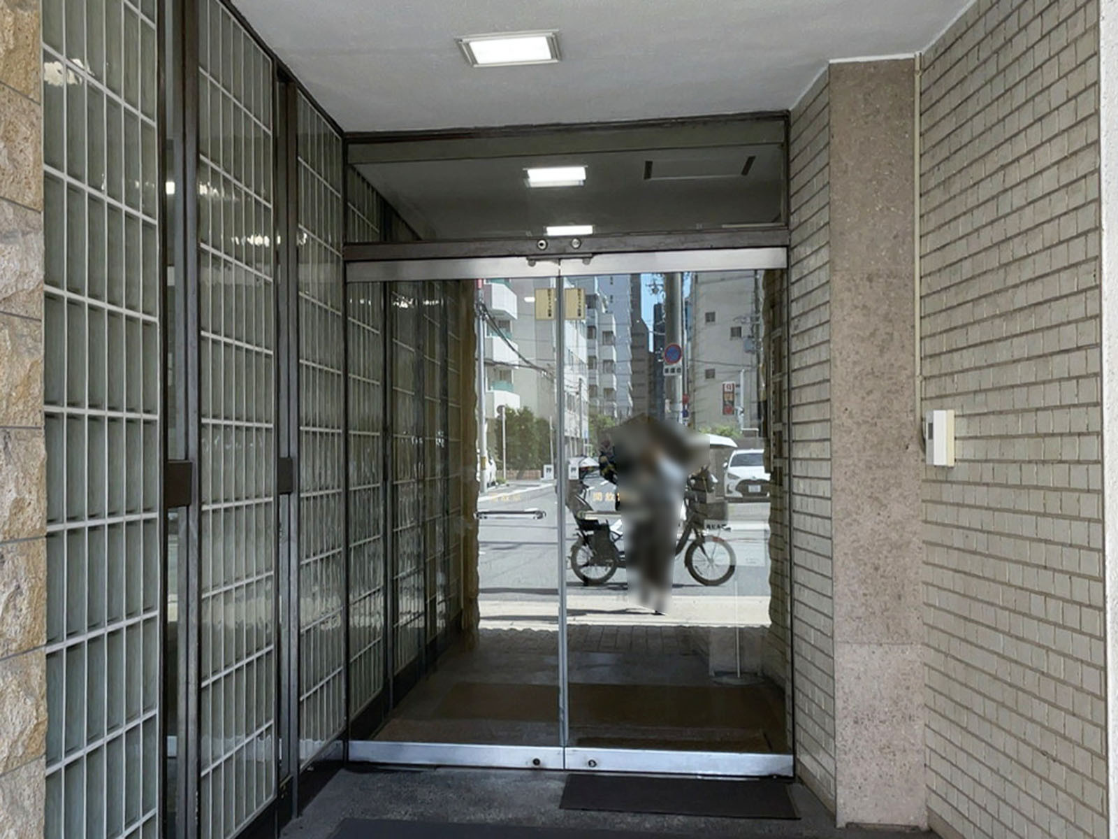 オフィスビル出入口