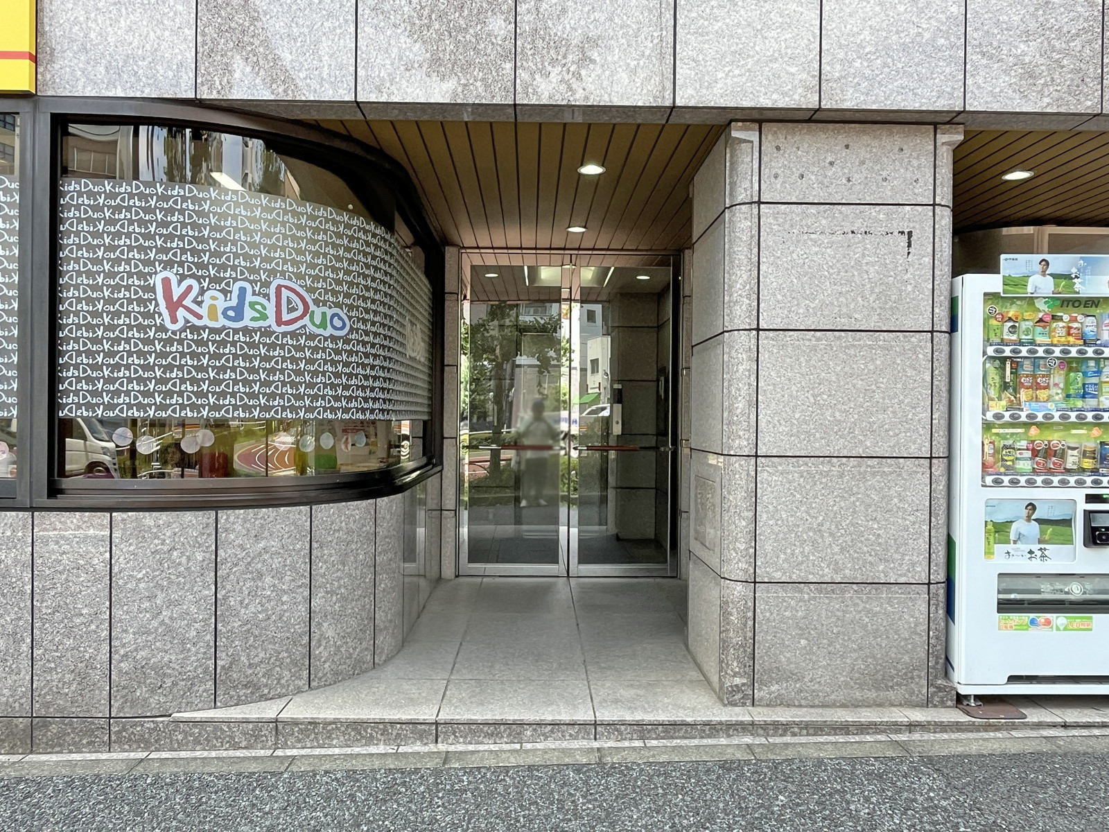 オフィスビル出入口