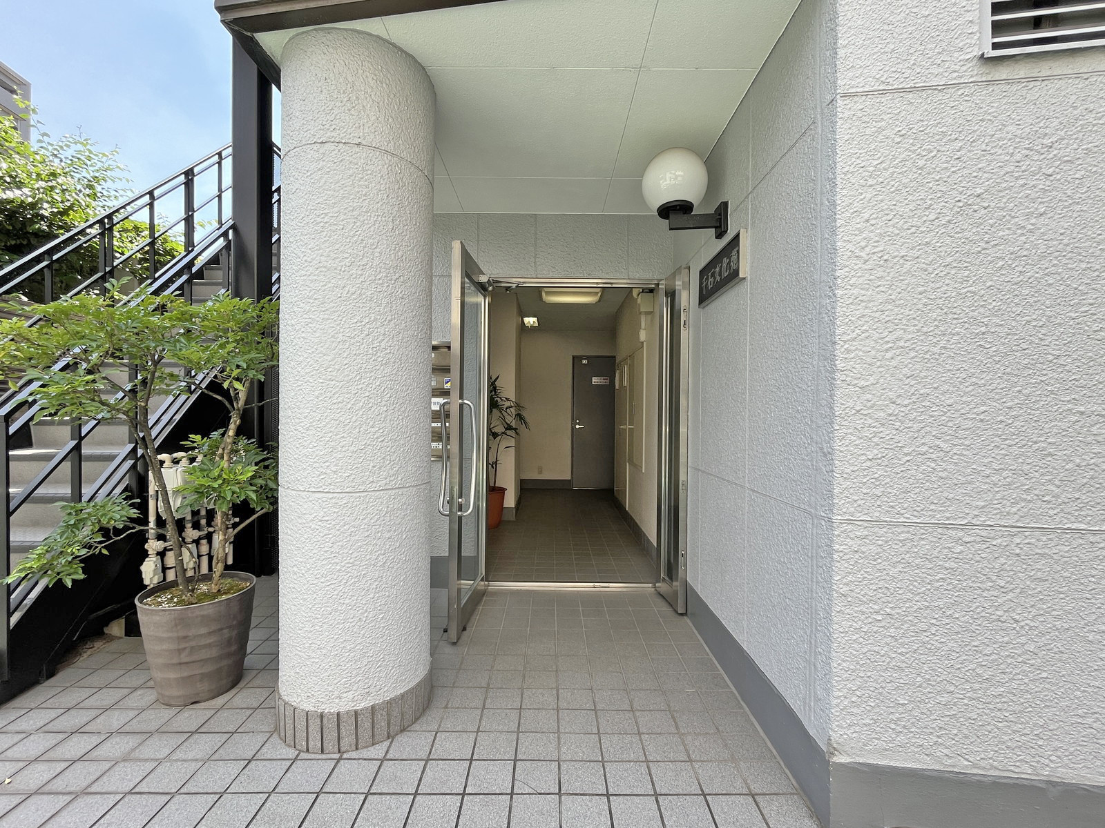 オフィスビル出入口