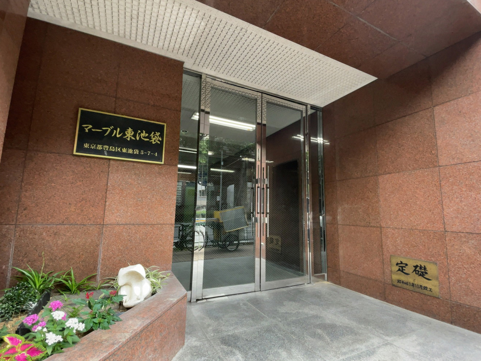 オフィスビル出入口