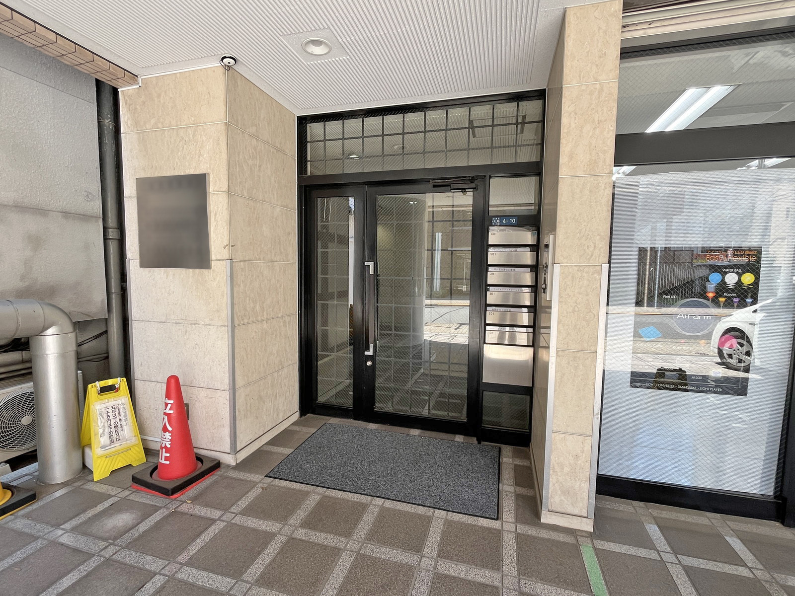 オフィスビル出入口