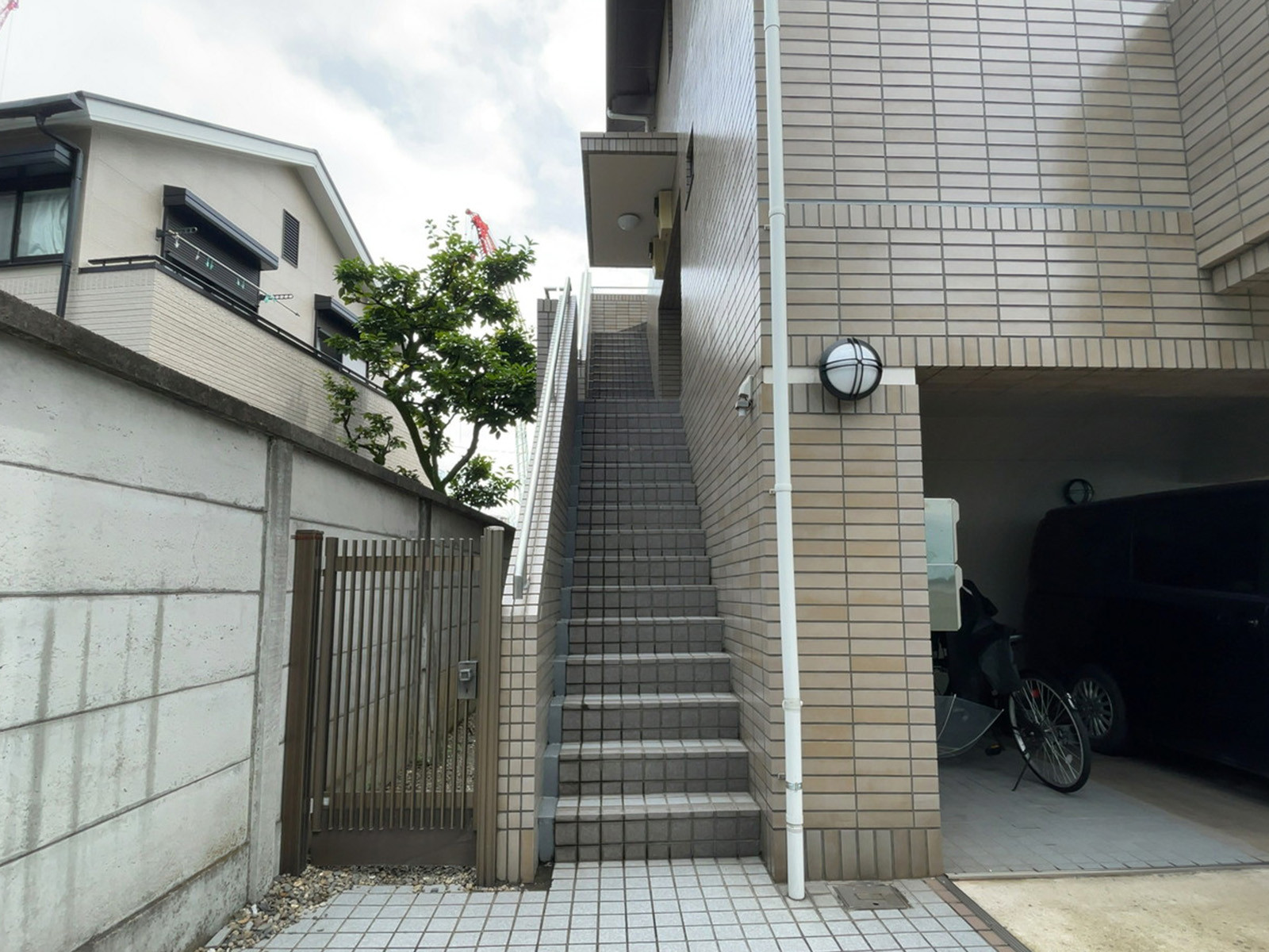 オフィスビル出入り口
