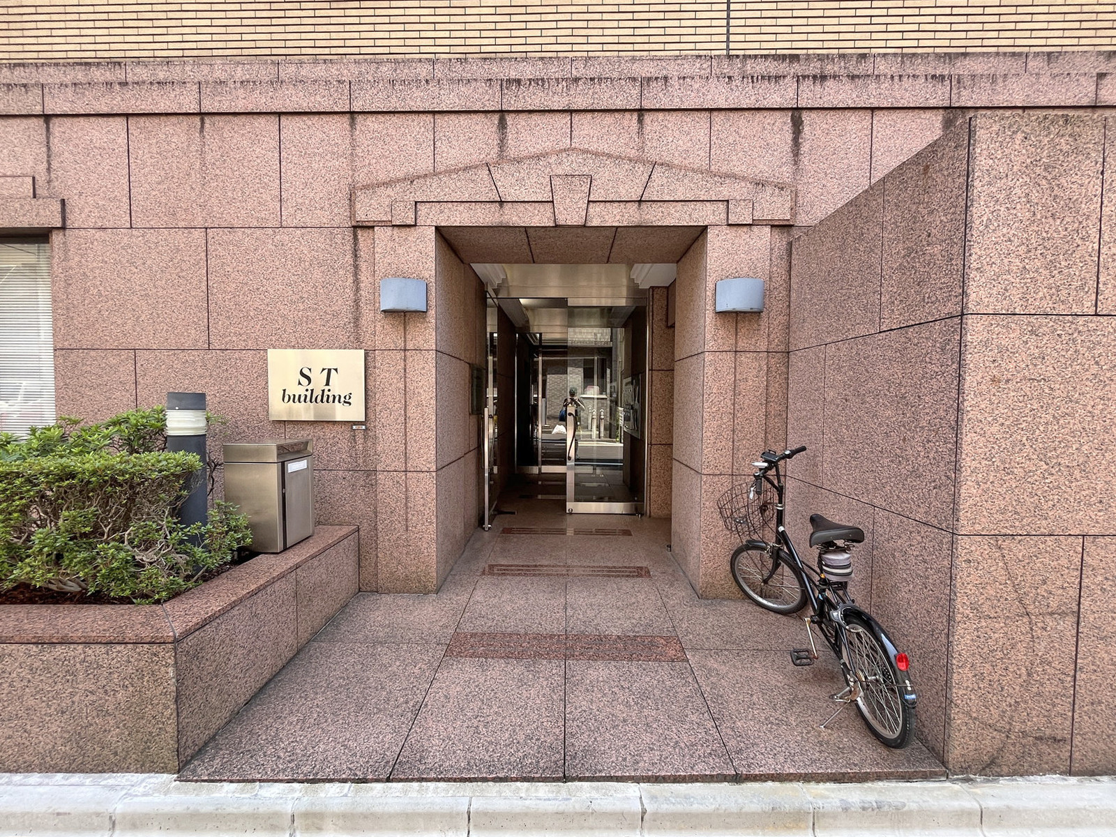オフィスビル出入口