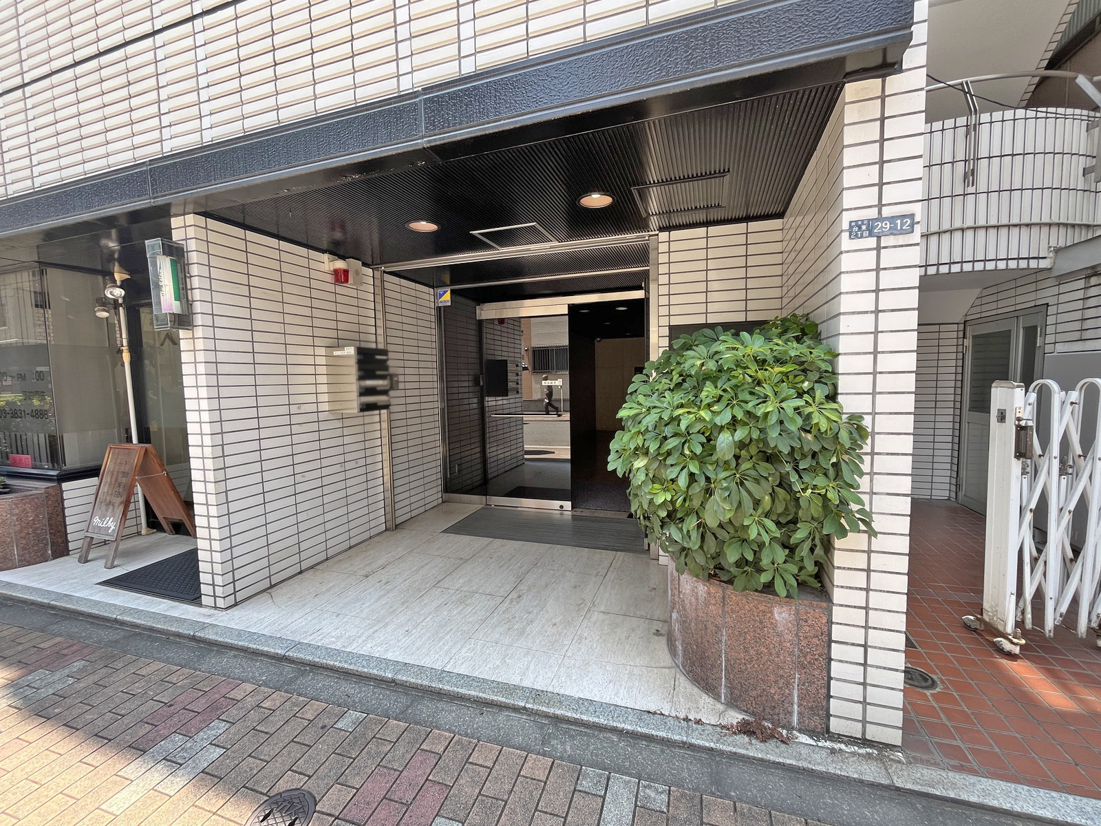 オフィスビル出入口