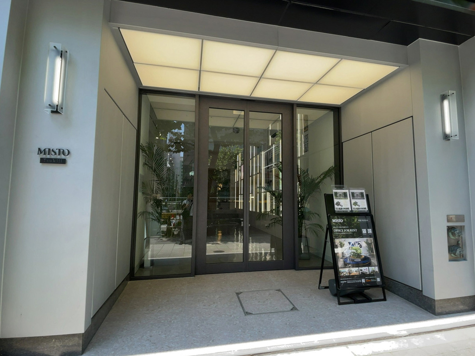 オフィスビル出入口