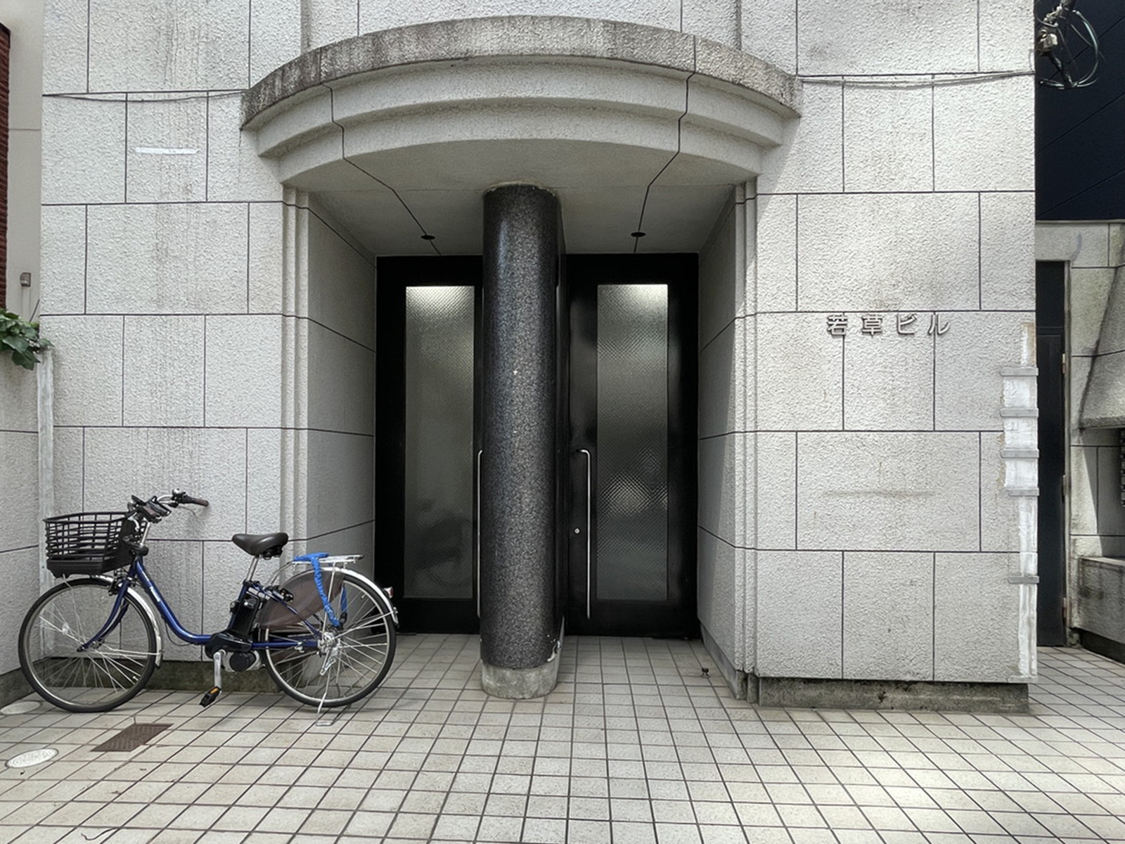 オフィスビル出入口