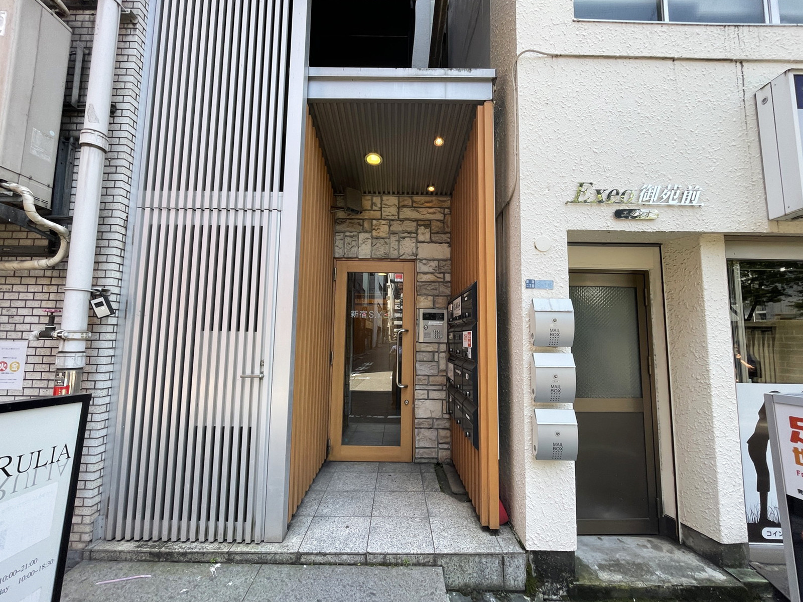 オフィスビル出入口