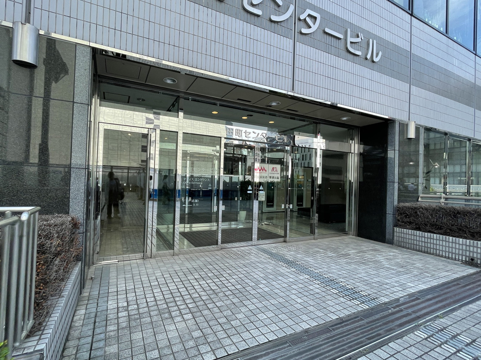 オフィスビル出入口