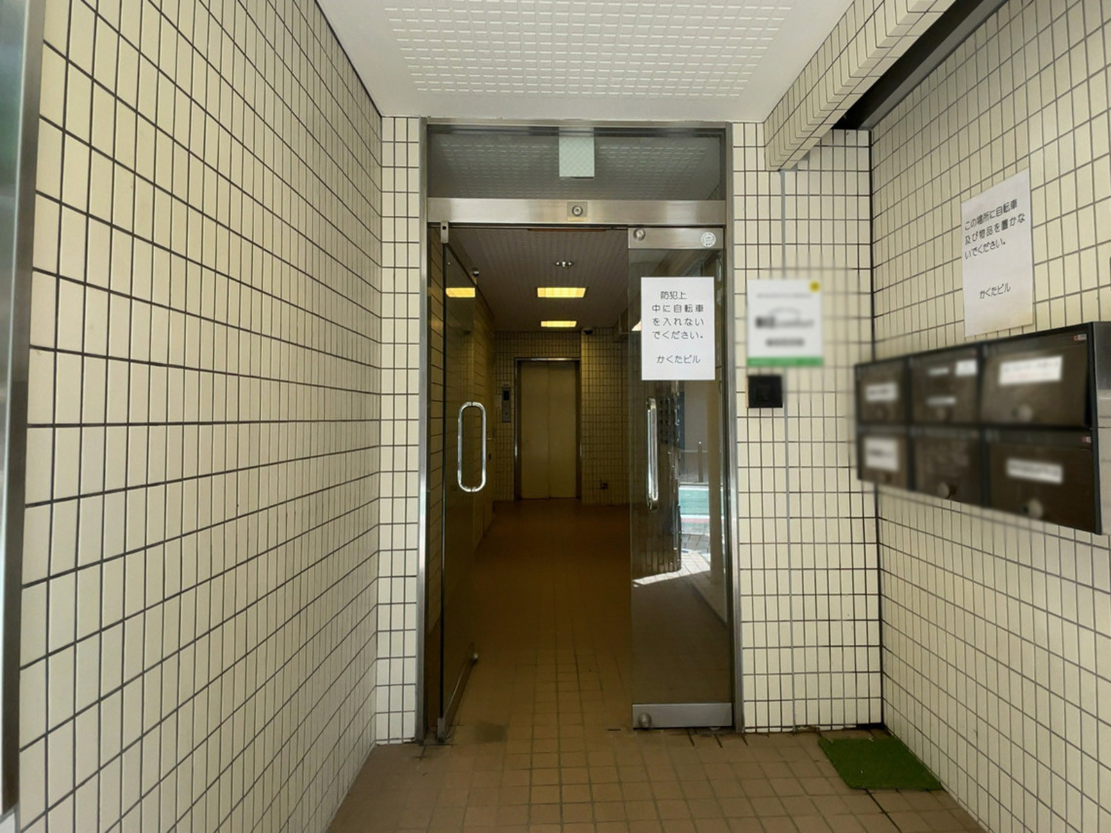 オフィスビル出入口