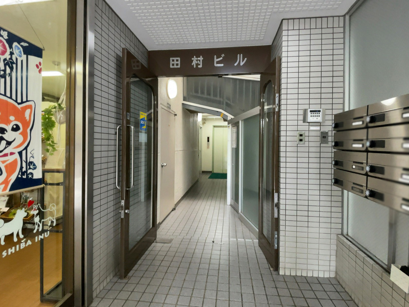 オフィスビル出入口