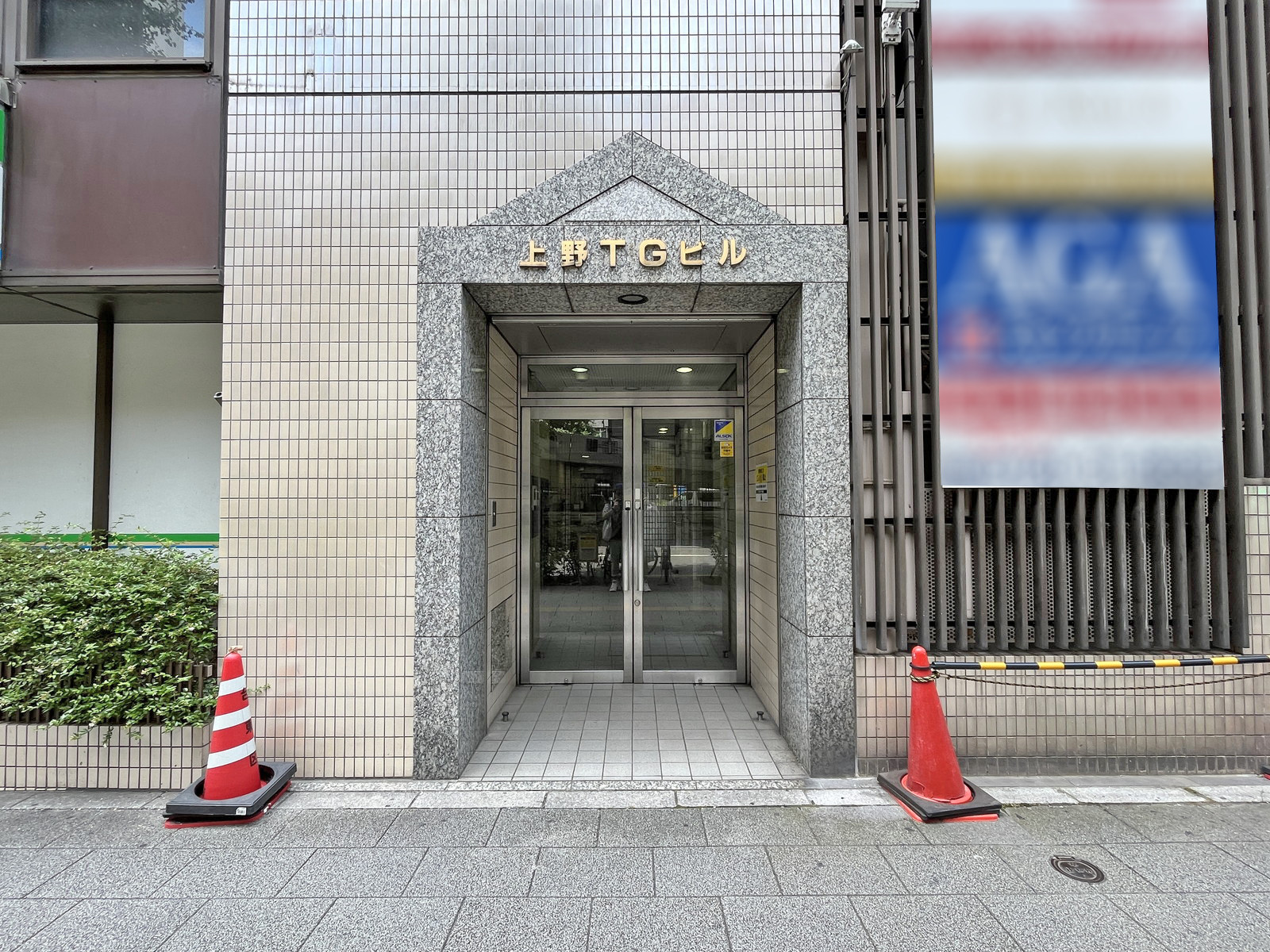 オフィスビル出入口