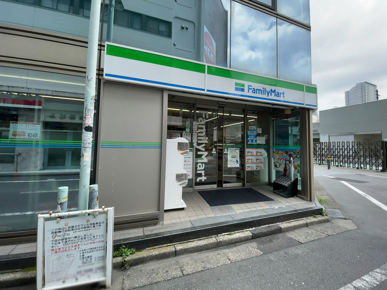 1階のファミリーマート 南池袋公園前店