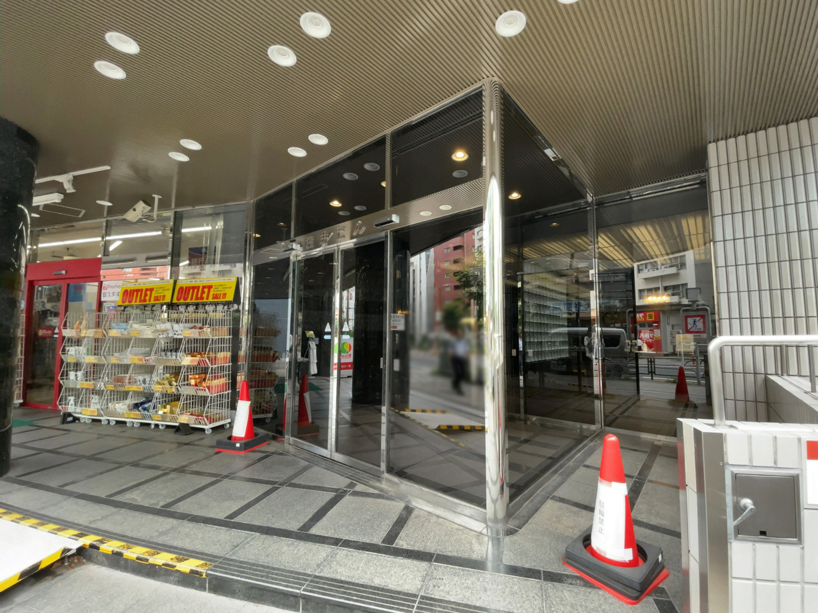 オフィスビル出入口