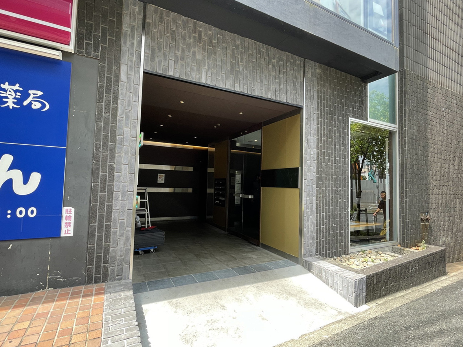 オフィスビル出入口