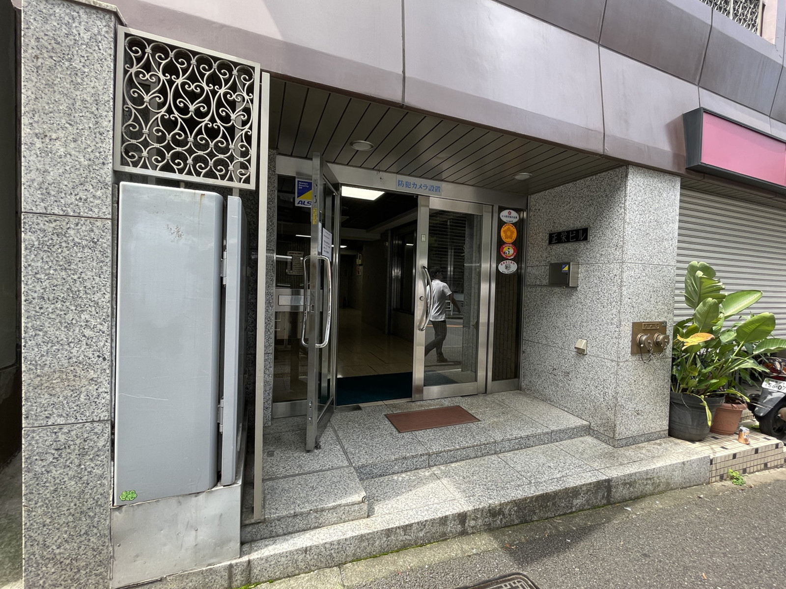 オフィスビル出入口