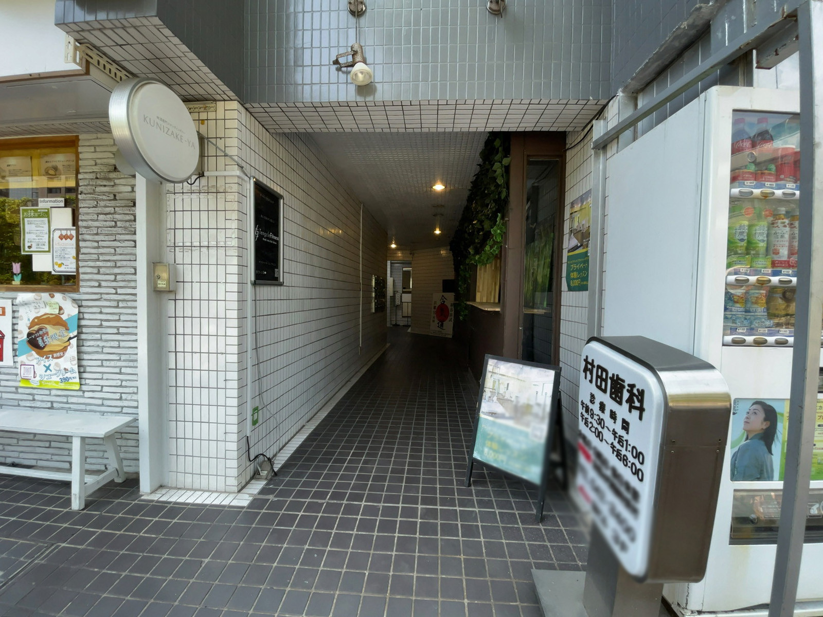 オフィスビル出入口