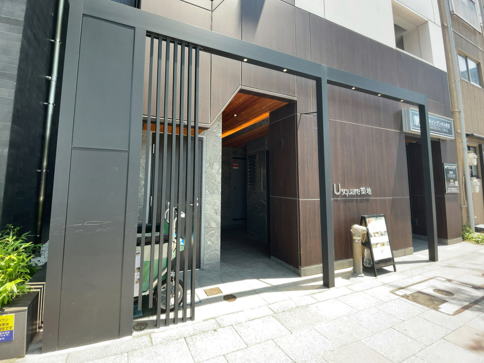 オフィスビル出入口