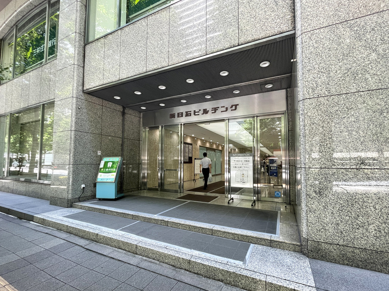 オフィスビル出入口