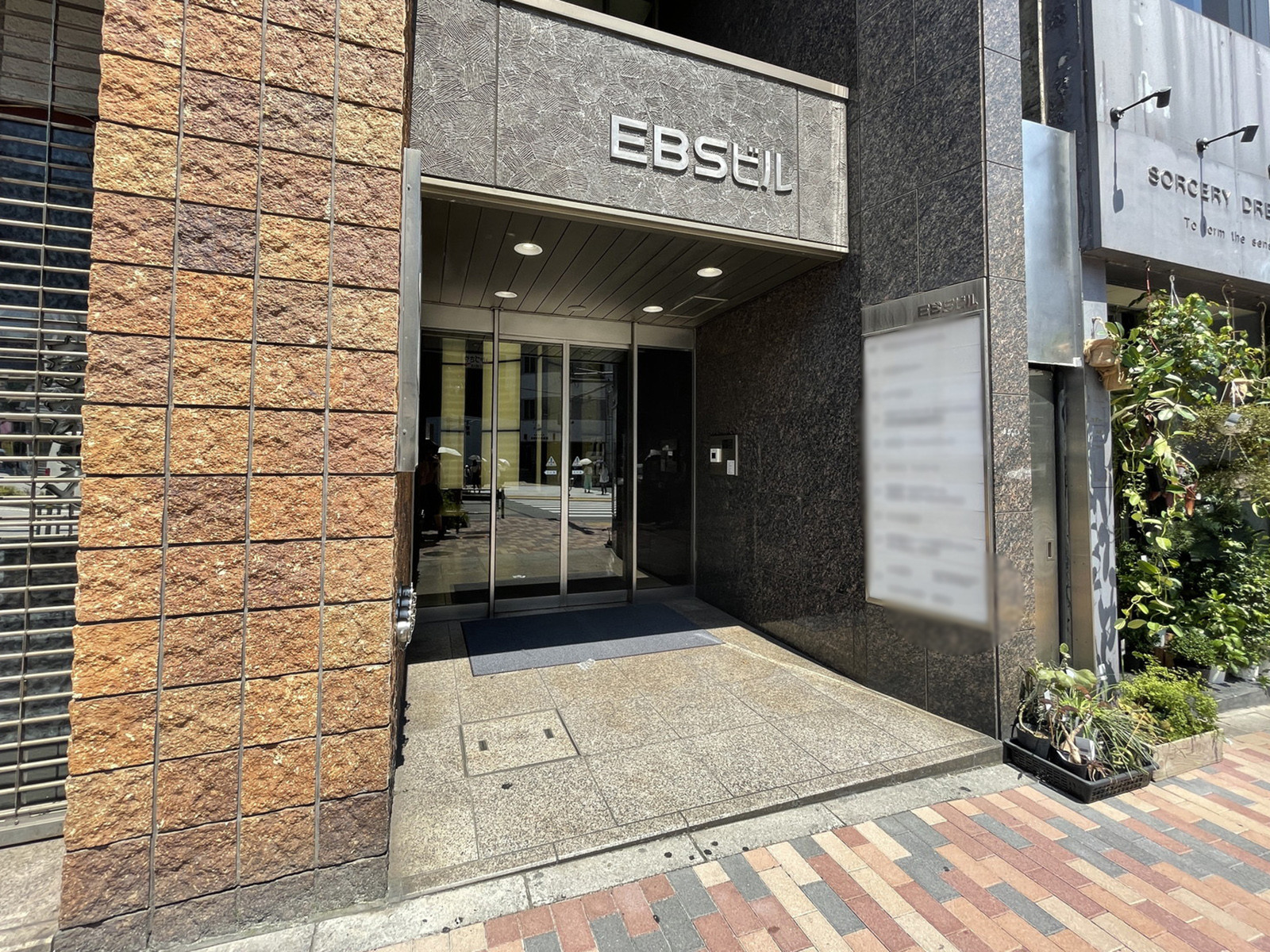 オフィスビル出入口