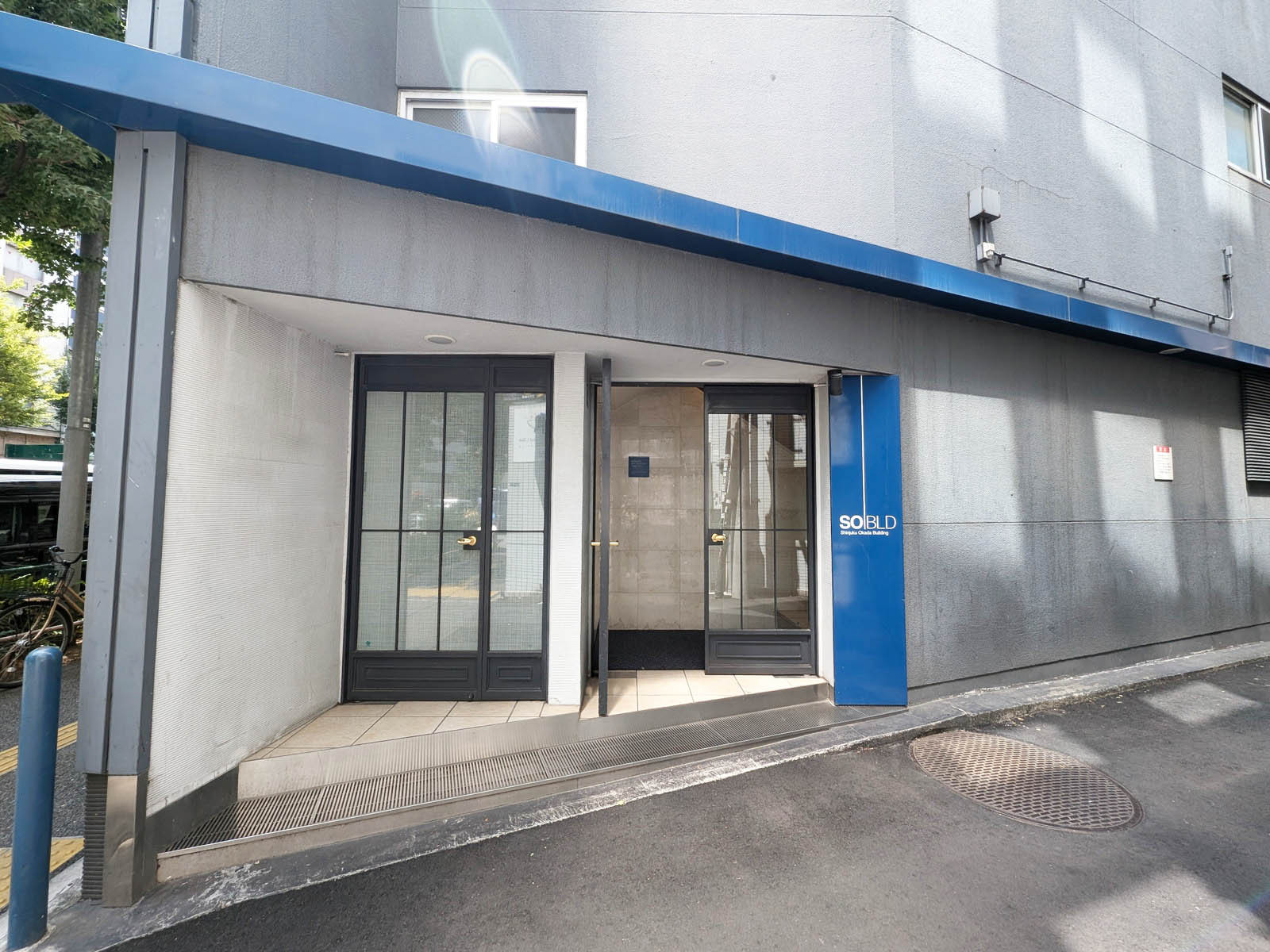 オフィスビル出入口