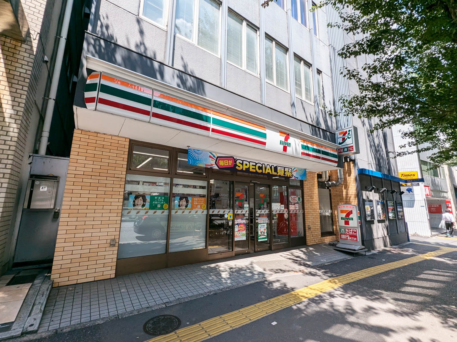 1階のセブンイレブン 新宿5丁目靖国通り店