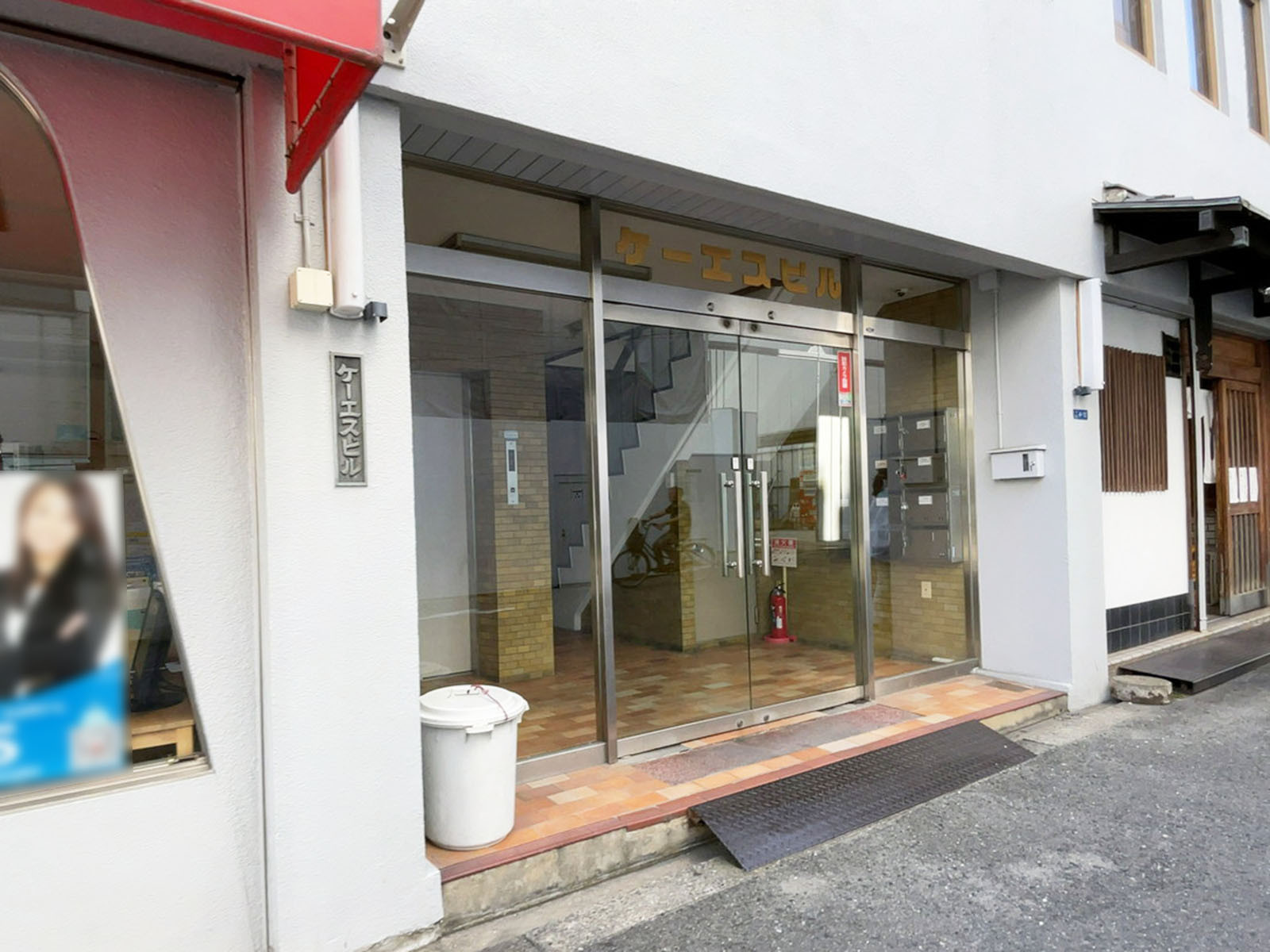 オフィスビル出入口