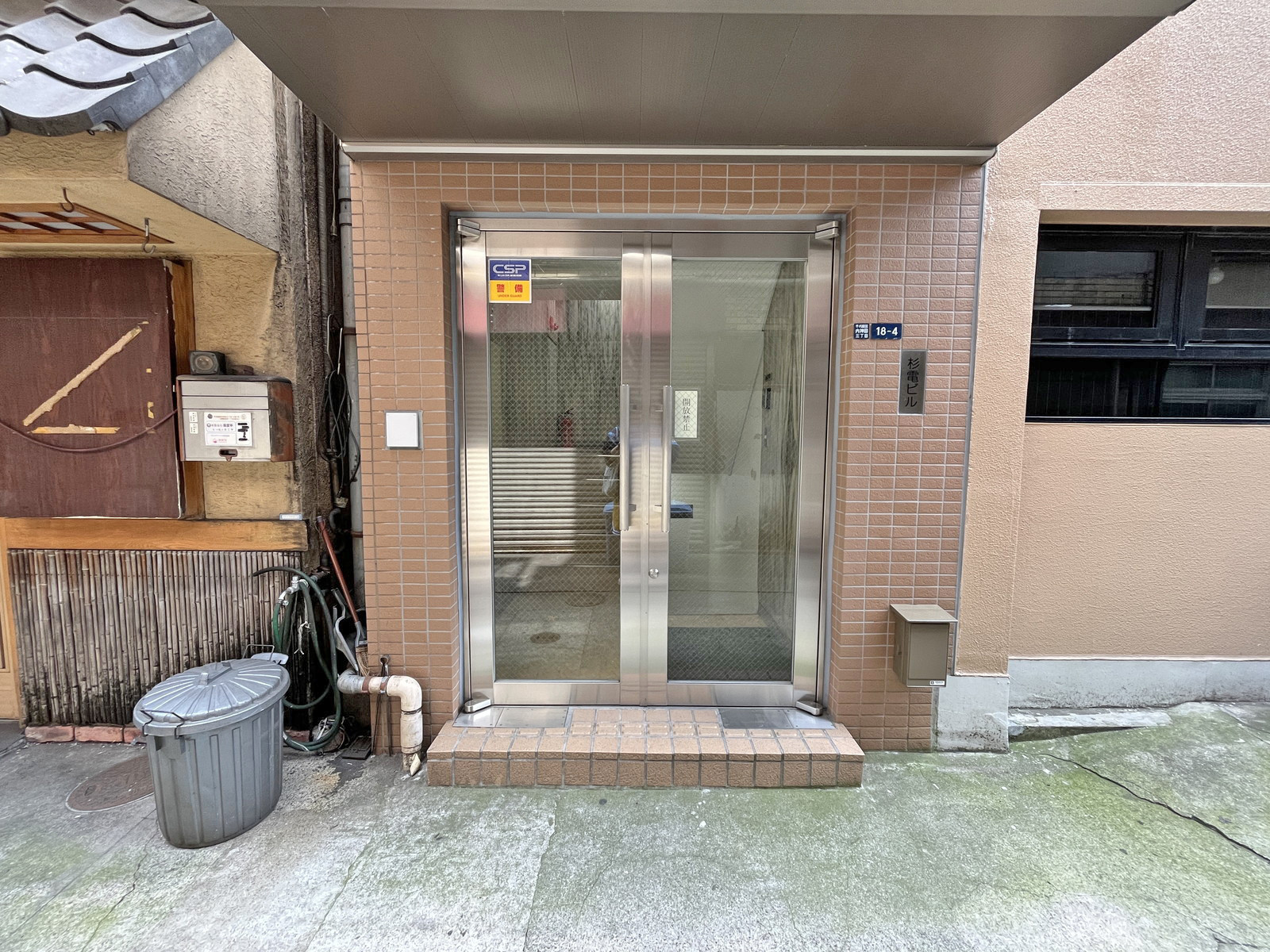 オフィスビル出入口